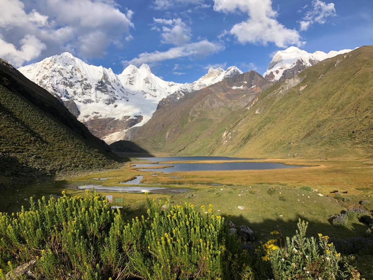 Lhotse Hostel B&B Уарас Екстериор снимка