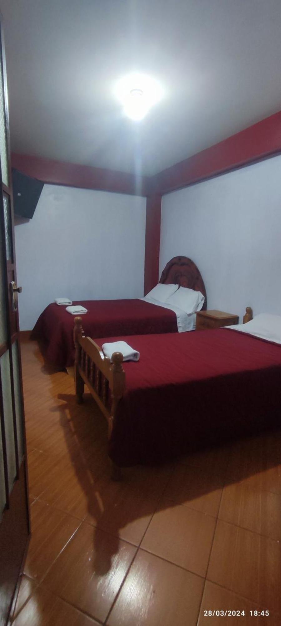 Lhotse Hostel B&B Уарас Екстериор снимка