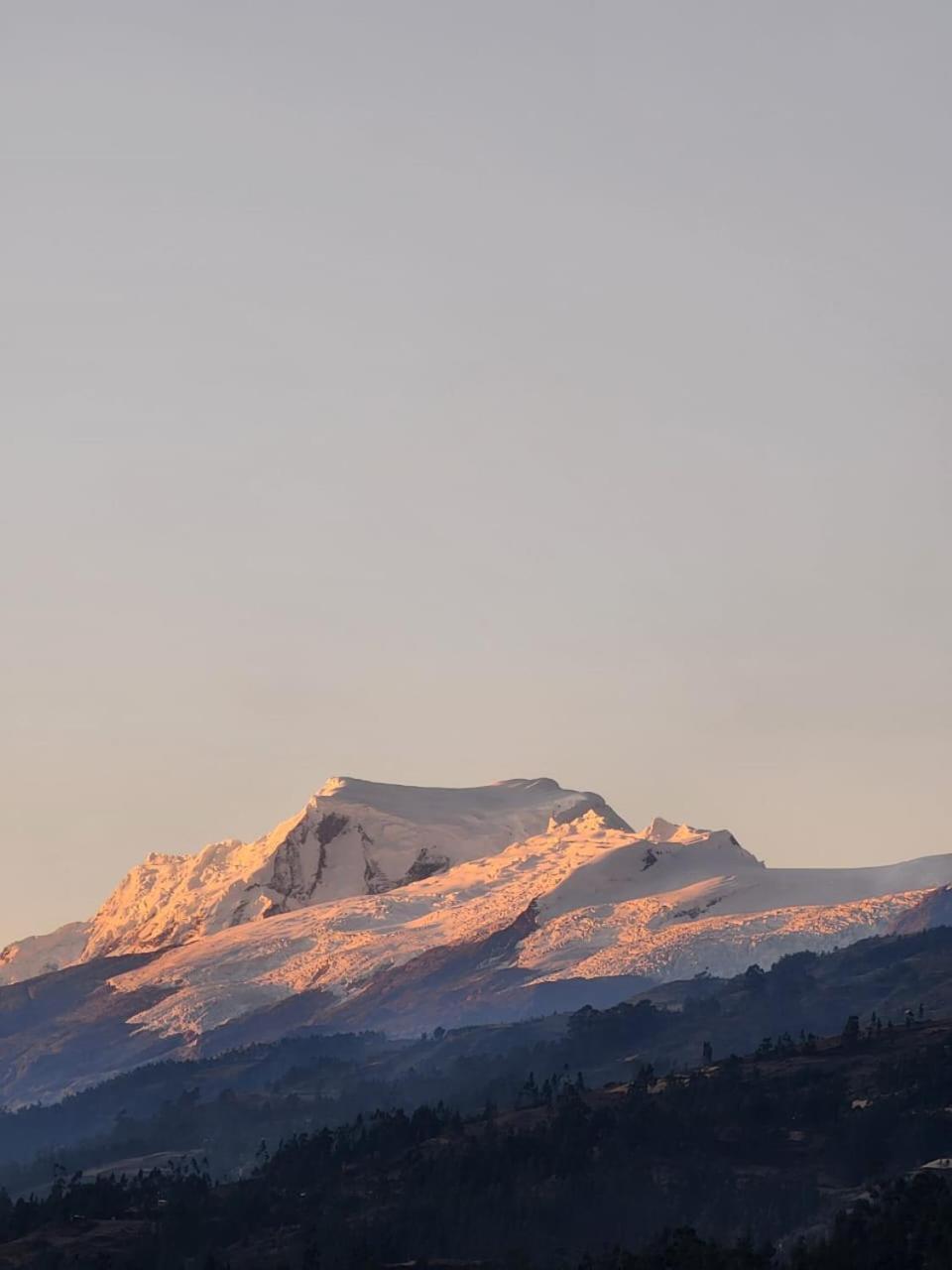 Lhotse Hostel B&B Уарас Екстериор снимка