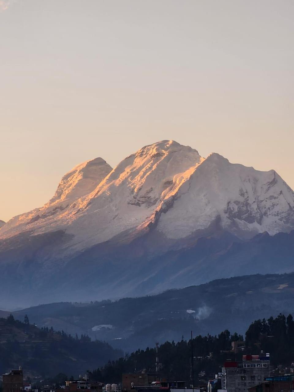 Lhotse Hostel B&B Уарас Екстериор снимка