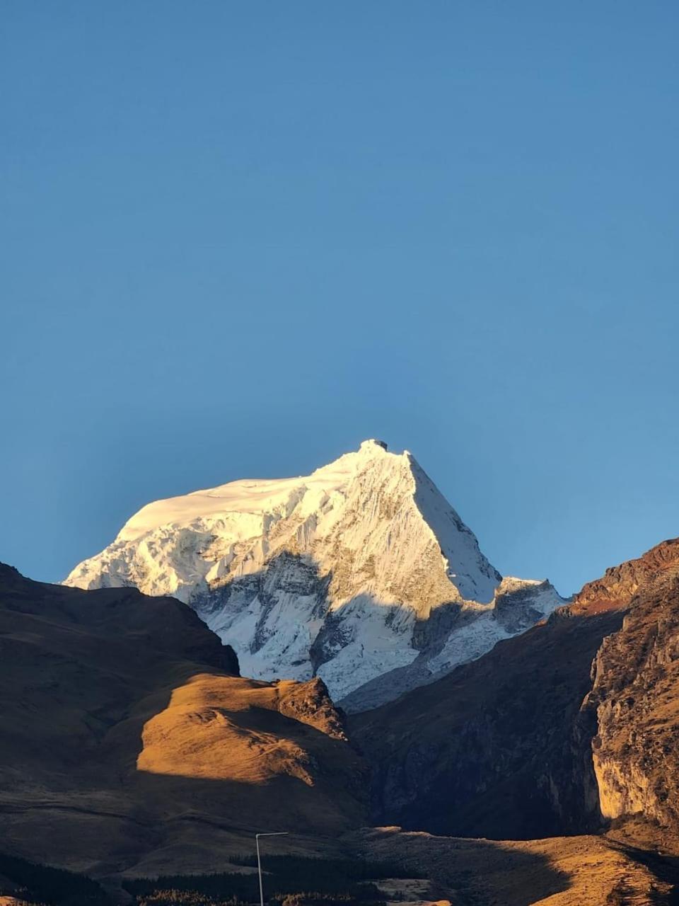 Lhotse Hostel B&B Уарас Екстериор снимка