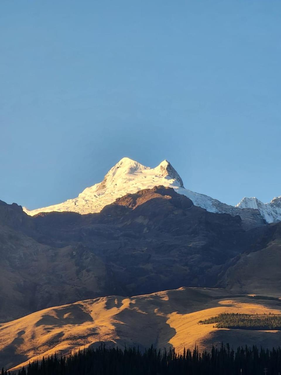Lhotse Hostel B&B Уарас Екстериор снимка