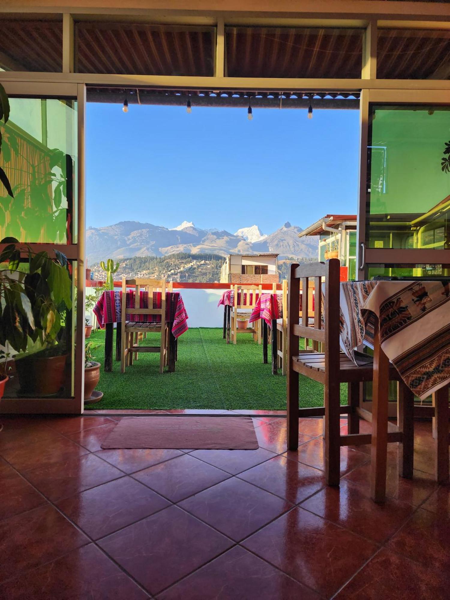 Lhotse Hostel B&B Уарас Екстериор снимка