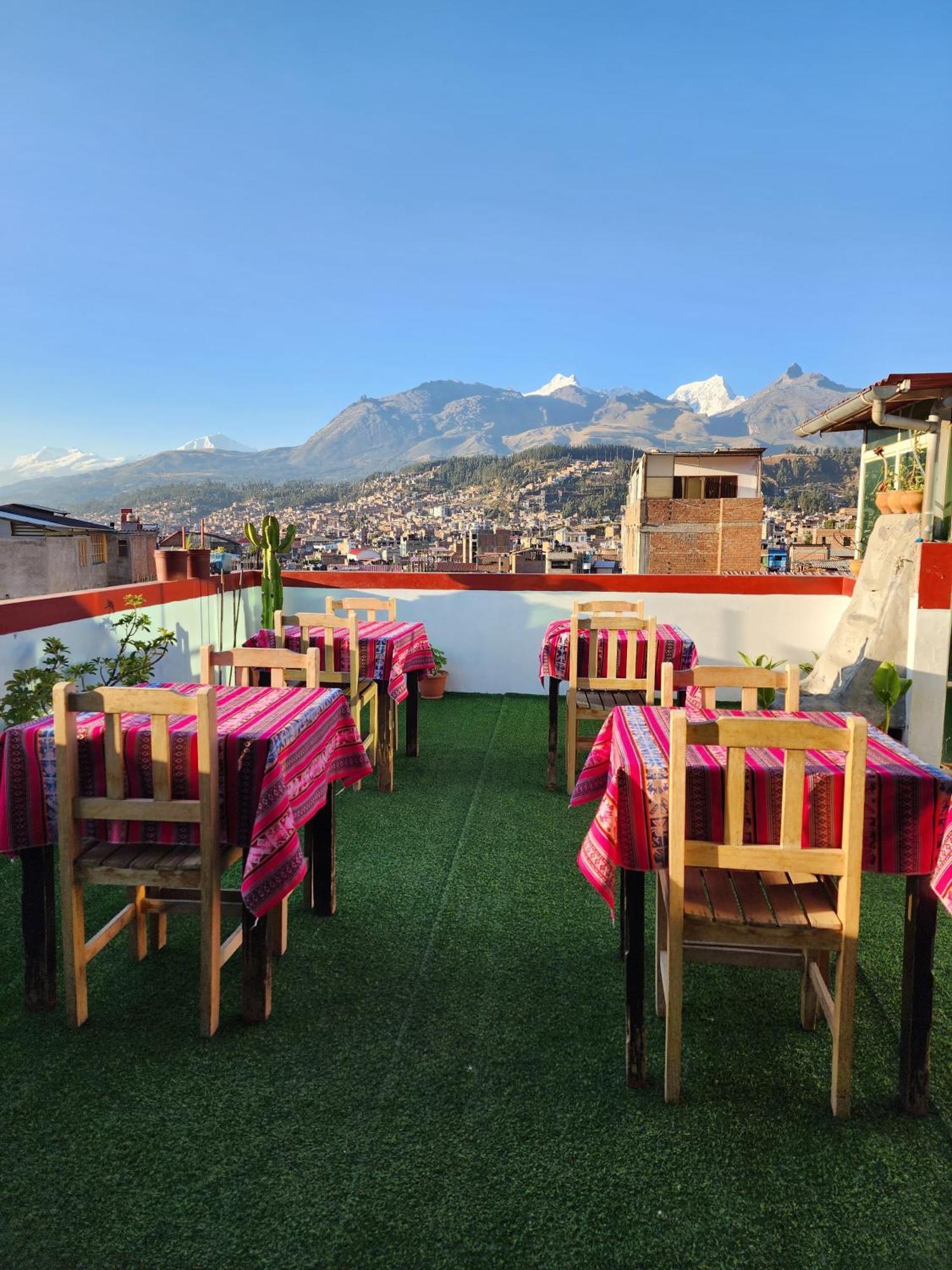 Lhotse Hostel B&B Уарас Екстериор снимка