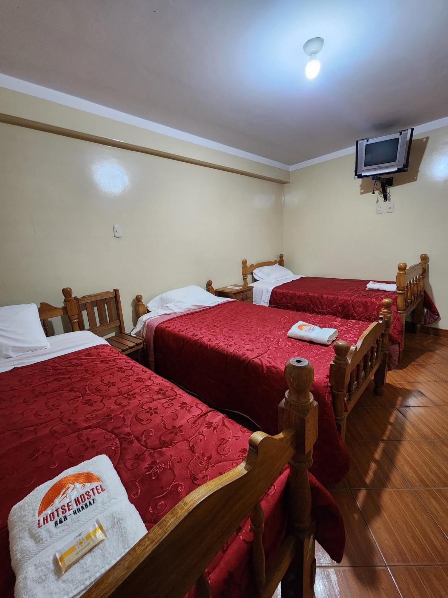 Lhotse Hostel B&B Уарас Екстериор снимка