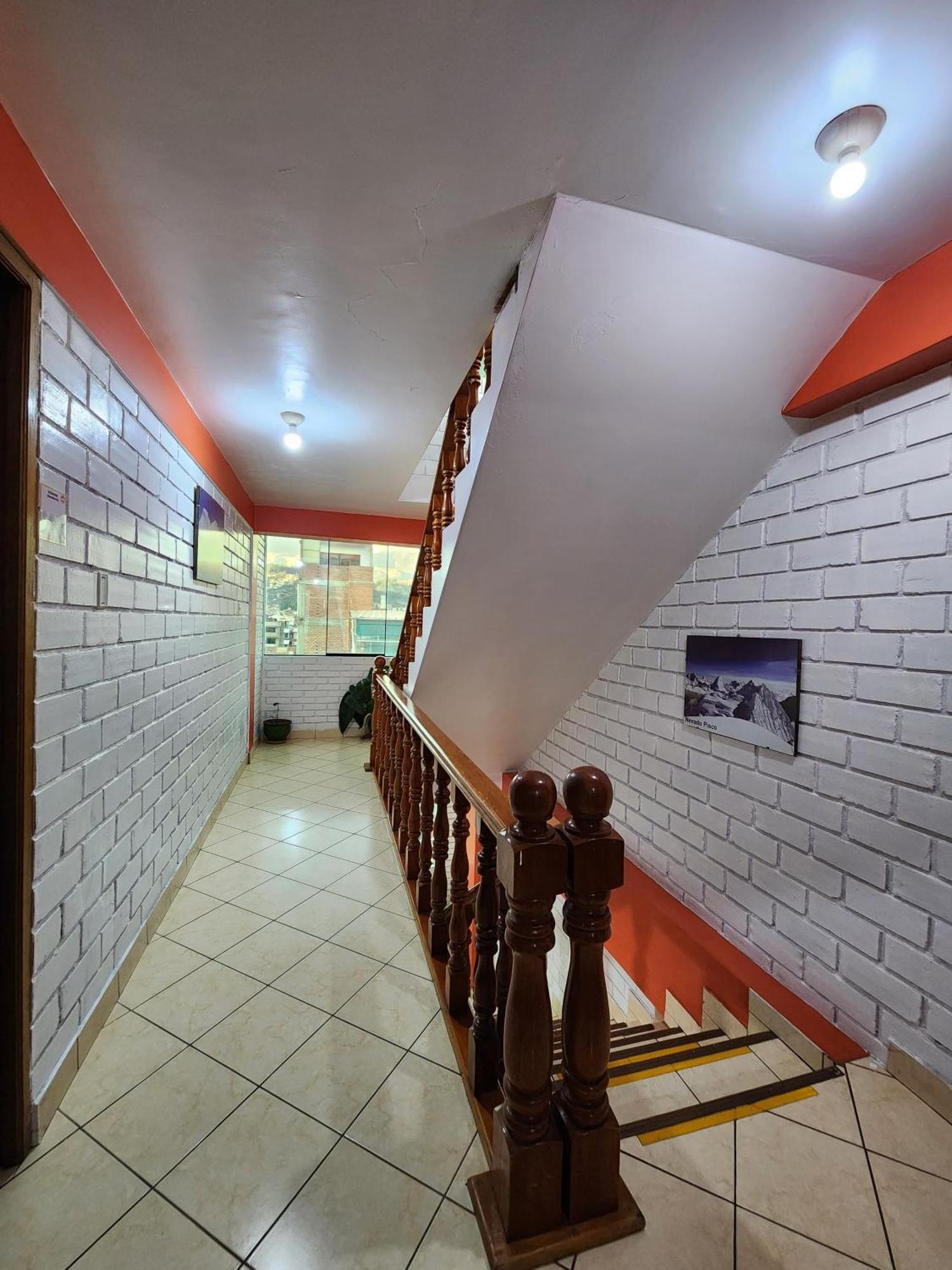 Lhotse Hostel B&B Уарас Екстериор снимка