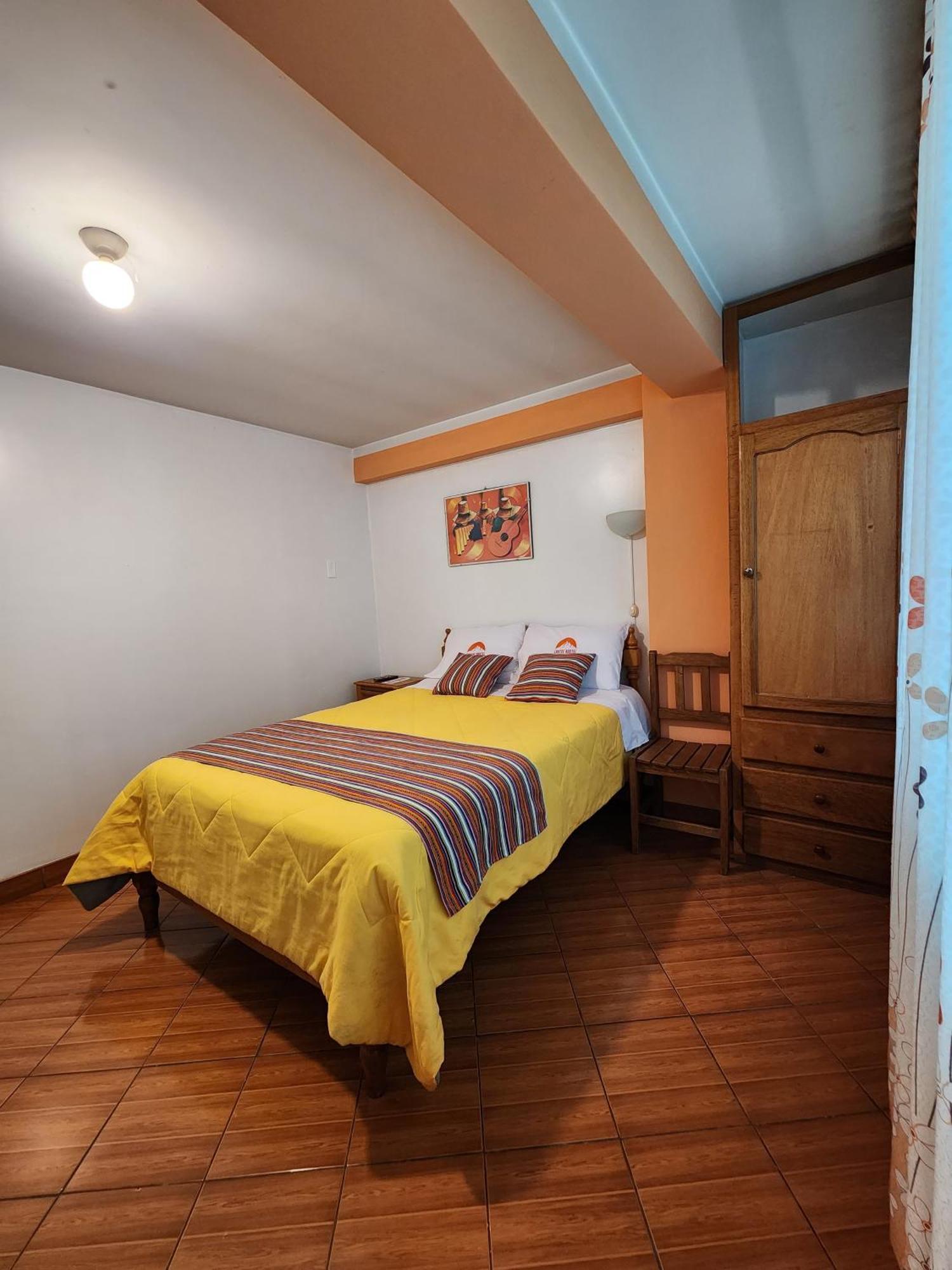 Lhotse Hostel B&B Уарас Екстериор снимка