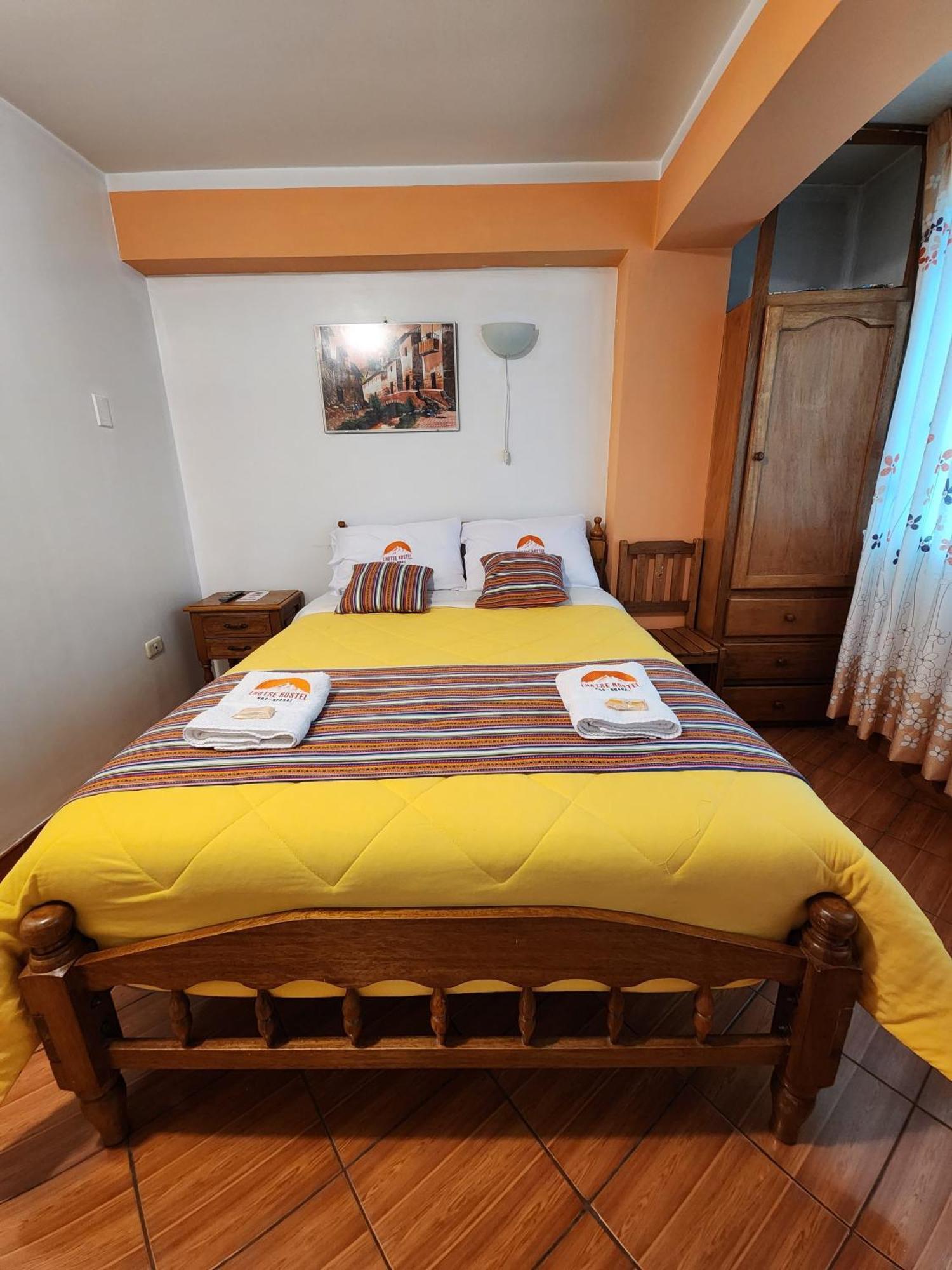 Lhotse Hostel B&B Уарас Екстериор снимка