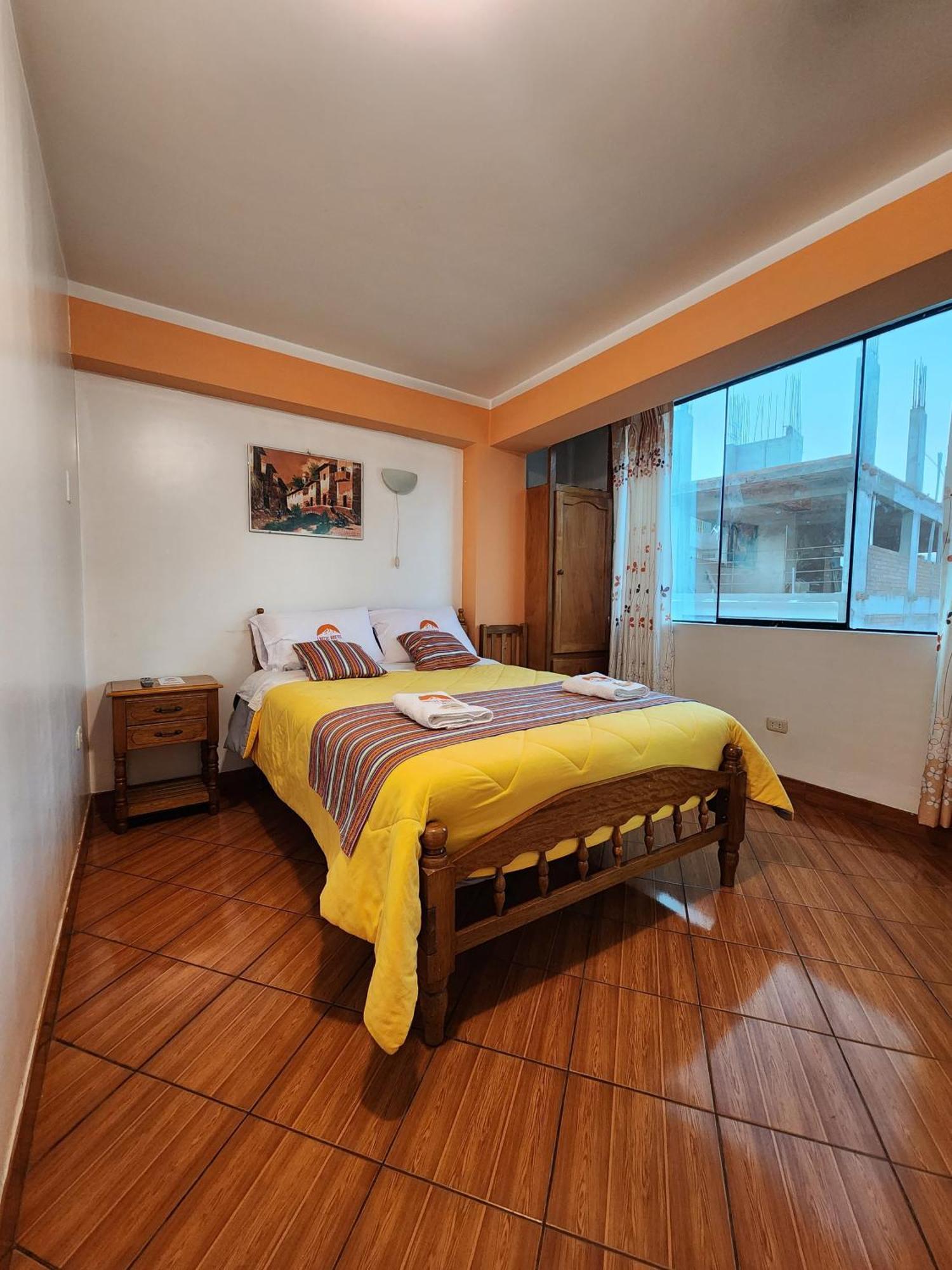 Lhotse Hostel B&B Уарас Екстериор снимка