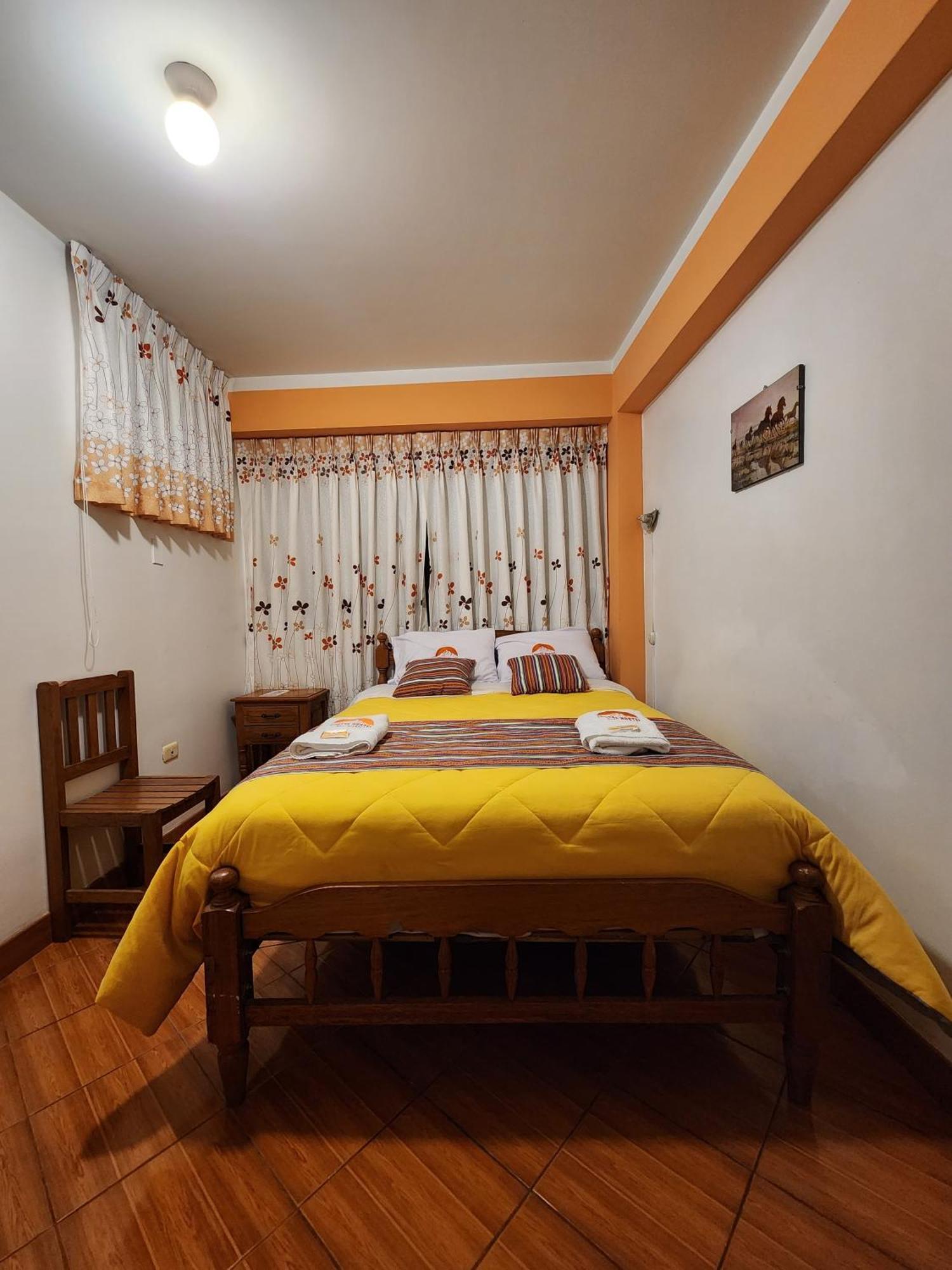 Lhotse Hostel B&B Уарас Екстериор снимка