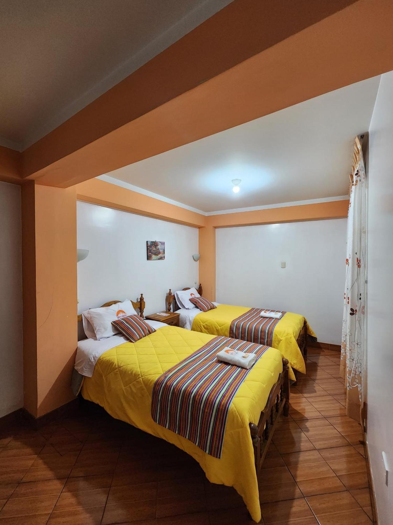 Lhotse Hostel B&B Уарас Екстериор снимка