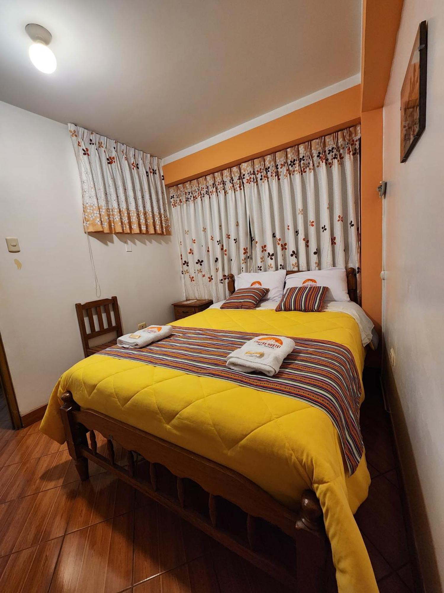 Lhotse Hostel B&B Уарас Екстериор снимка