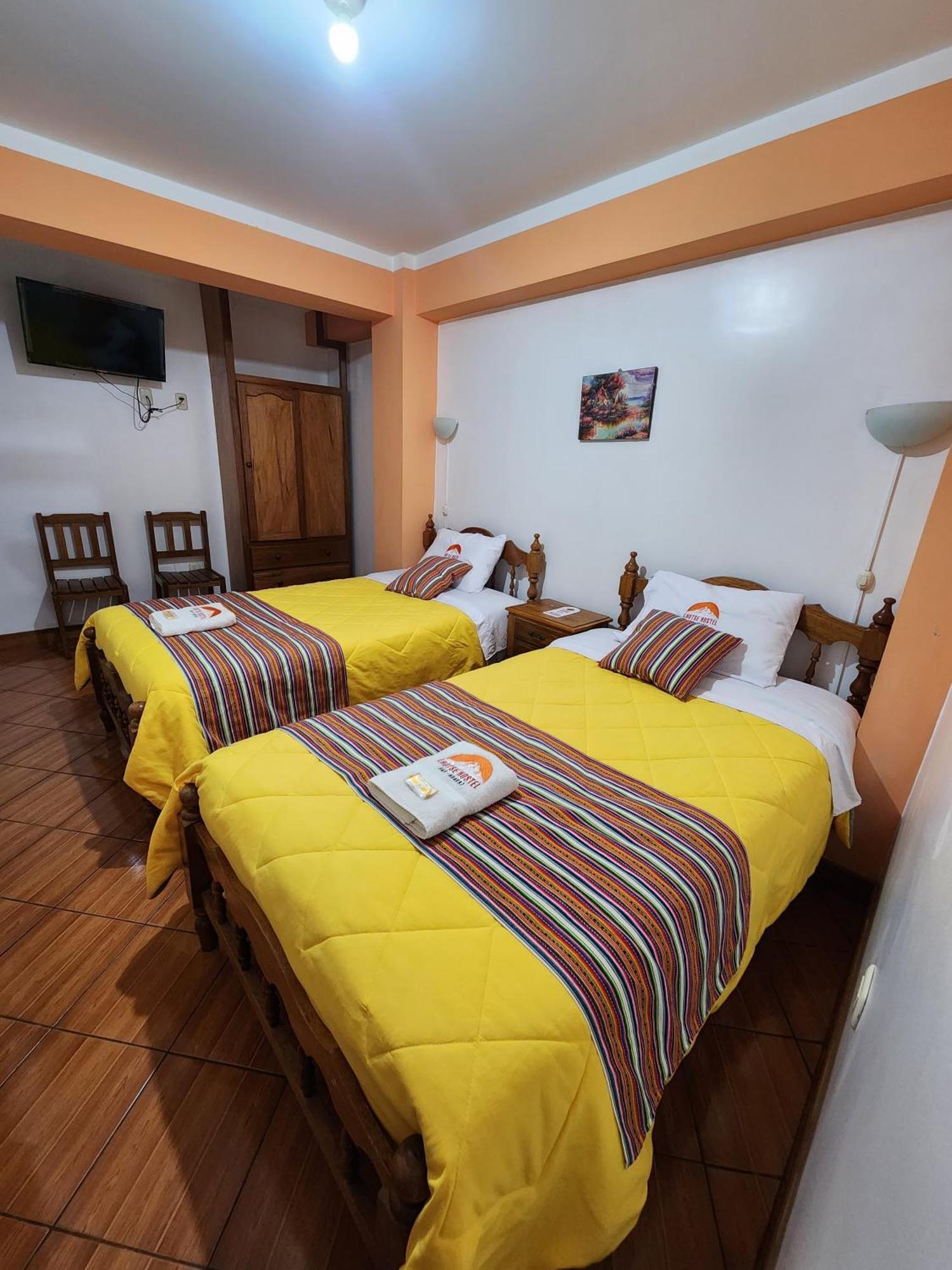 Lhotse Hostel B&B Уарас Екстериор снимка