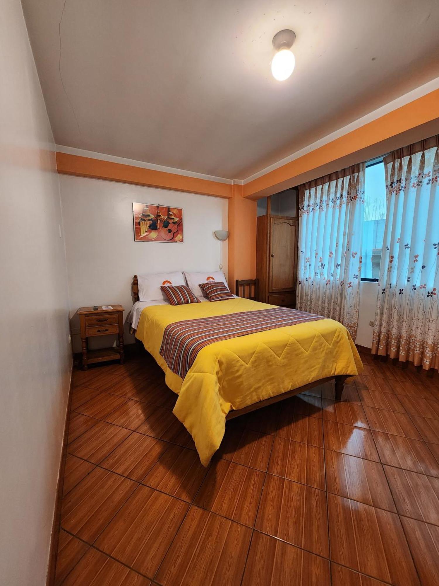 Lhotse Hostel B&B Уарас Екстериор снимка