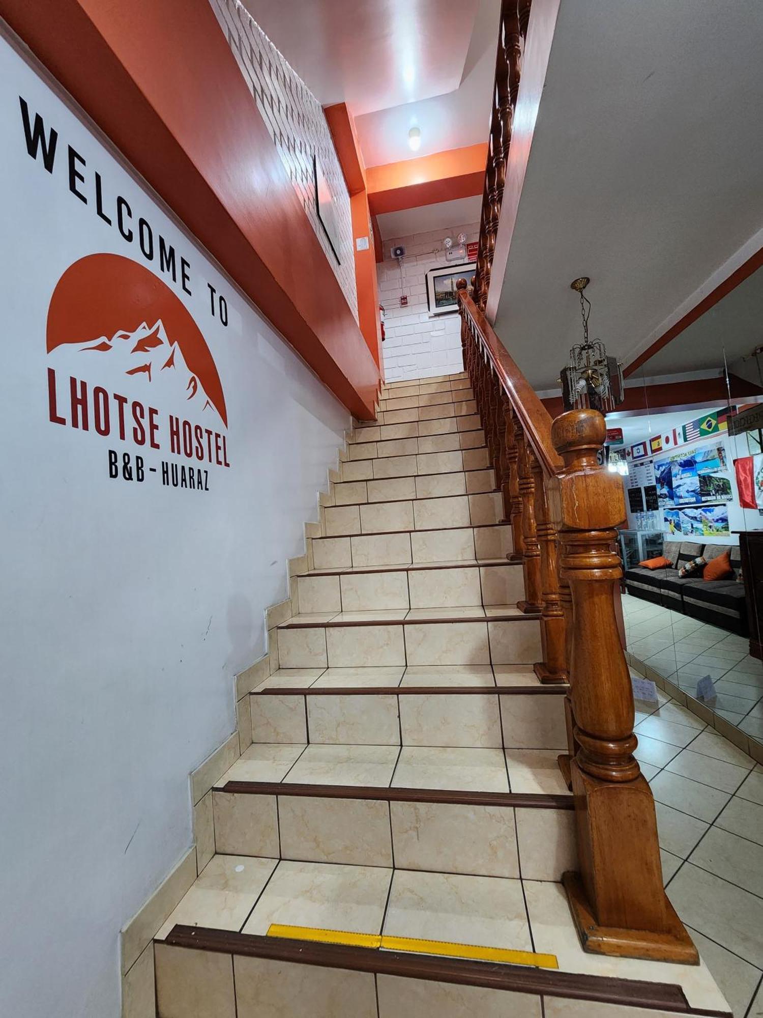 Lhotse Hostel B&B Уарас Екстериор снимка