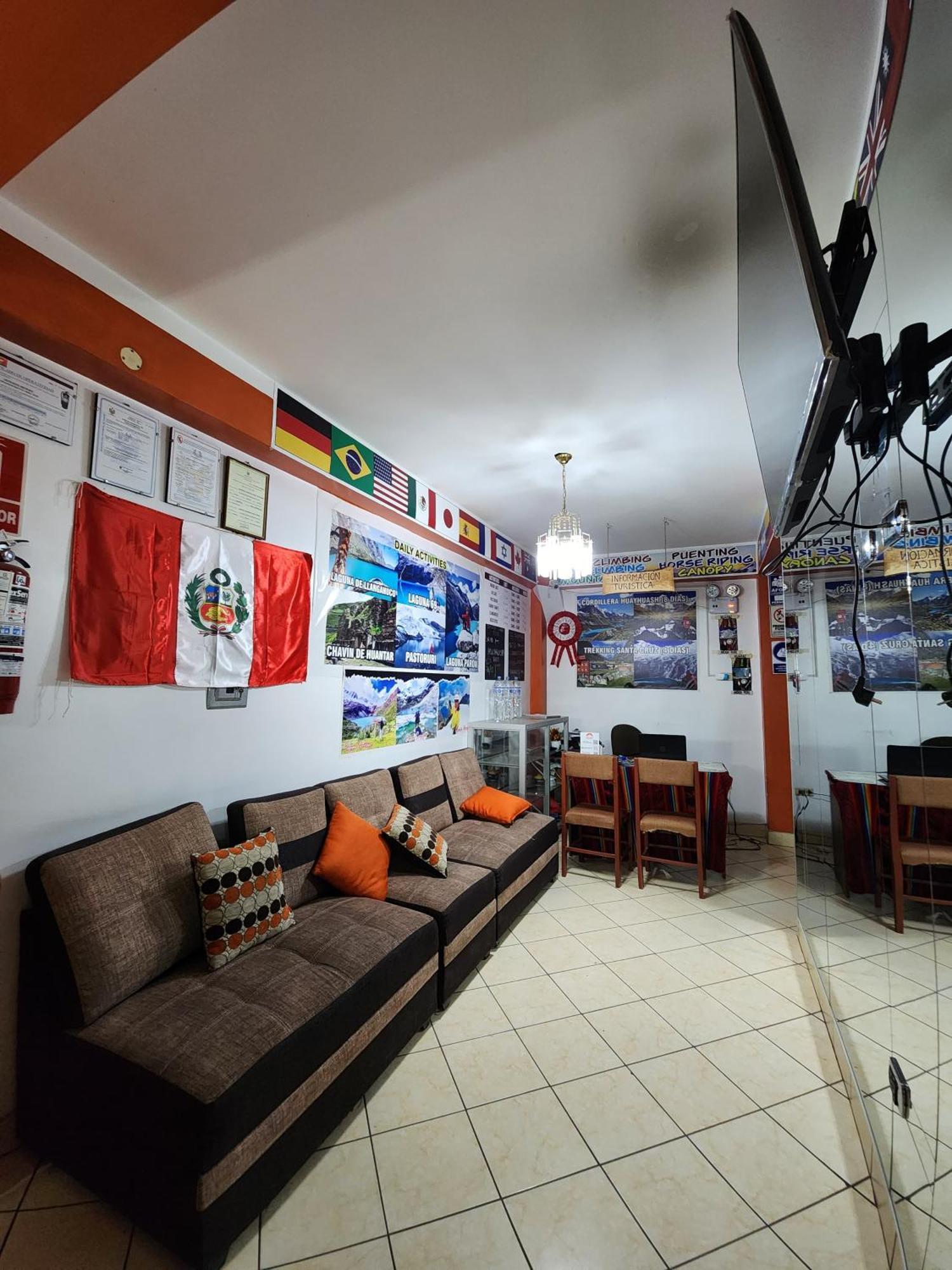 Lhotse Hostel B&B Уарас Екстериор снимка