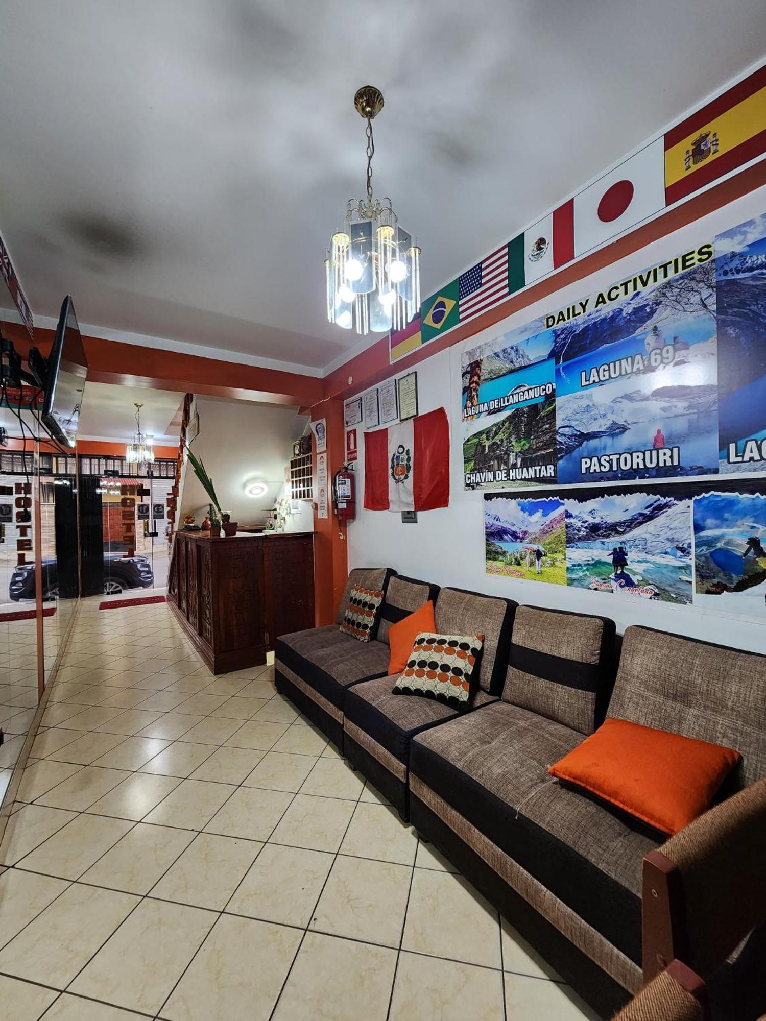 Lhotse Hostel B&B Уарас Екстериор снимка
