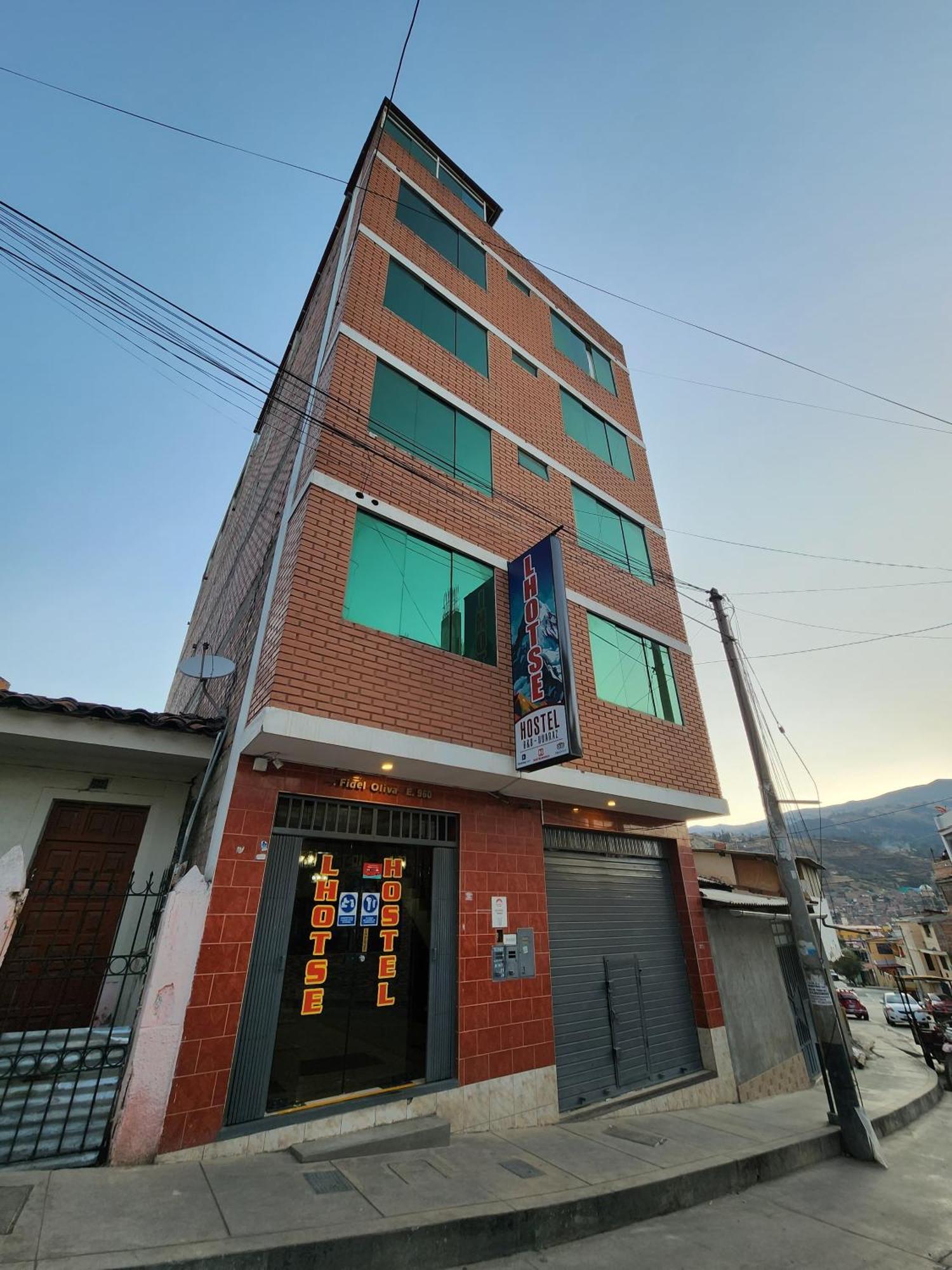 Lhotse Hostel B&B Уарас Екстериор снимка