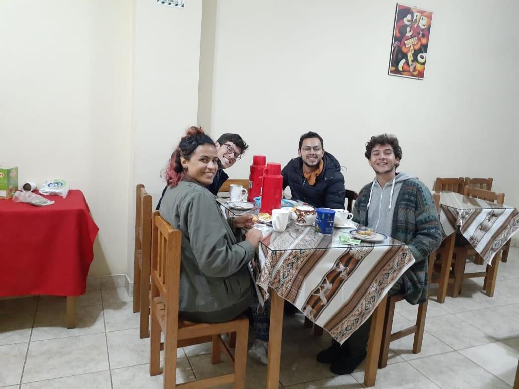 Lhotse Hostel B&B Уарас Екстериор снимка
