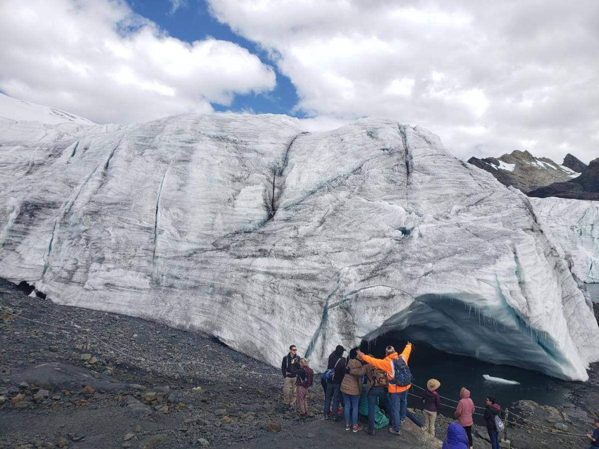 Lhotse Hostel B&B Уарас Екстериор снимка