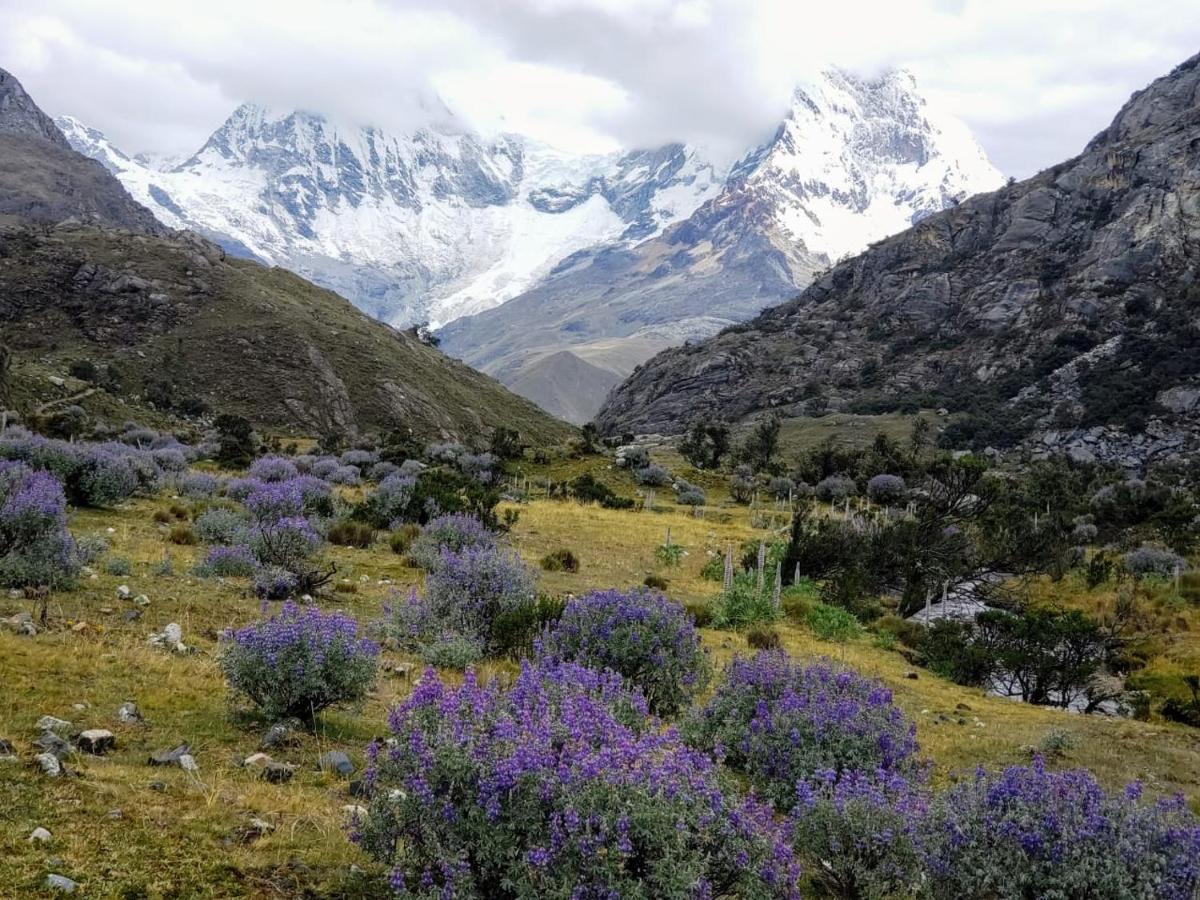 Lhotse Hostel B&B Уарас Екстериор снимка