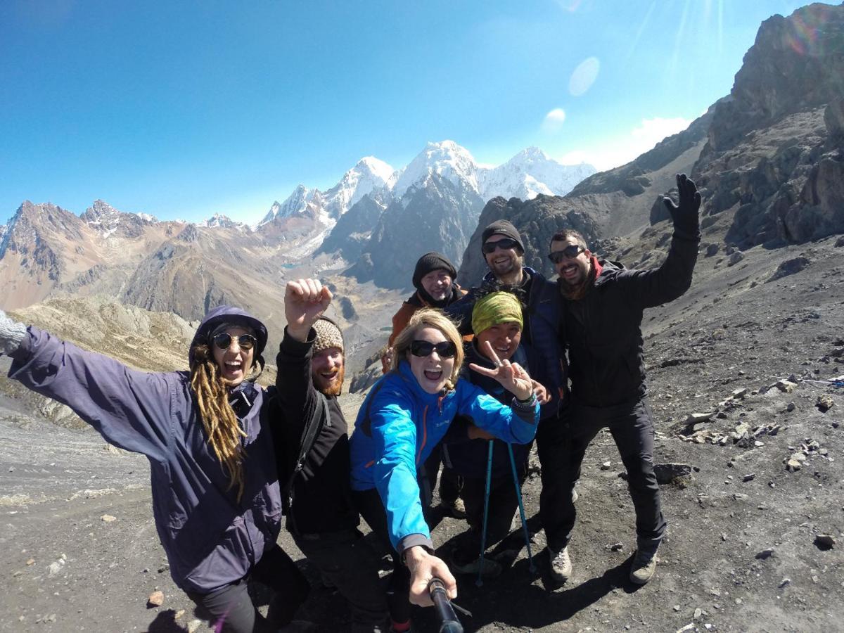Lhotse Hostel B&B Уарас Екстериор снимка